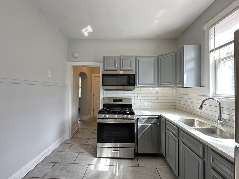 Building Photo - 2548 N Kildare Ave