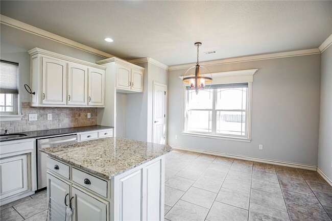 Building Photo - 2715 Vanike Dr