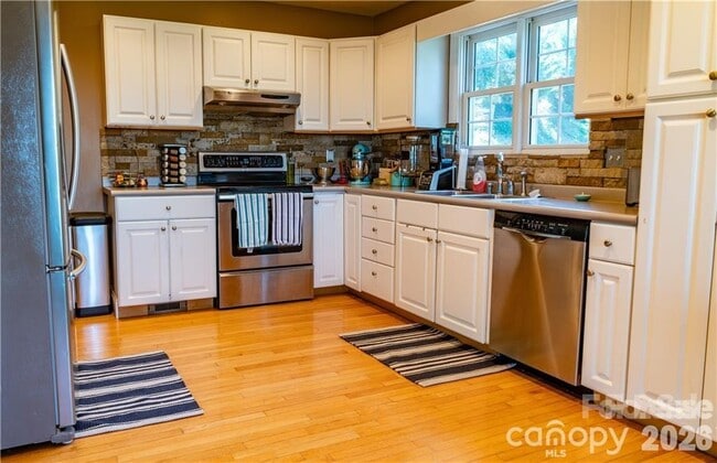 Building Photo - 40 Crestwood Dr