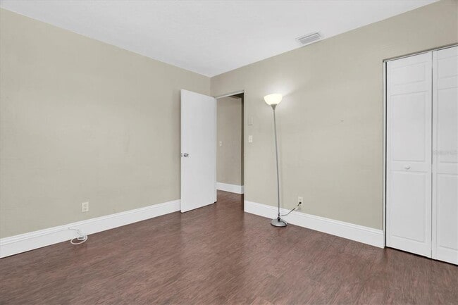 Building Photo - 618 Glenoak St N