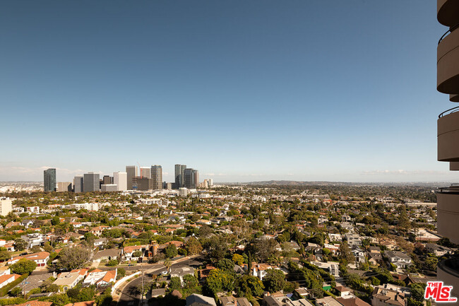 Building Photo - 10560 Wilshire Blvd