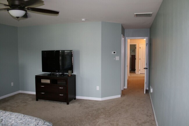 Building Photo - Large 4 bedroom home