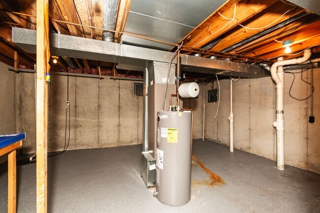 Building Photo - Spacious 2-Bedroom, 2.5-Bathroom Home