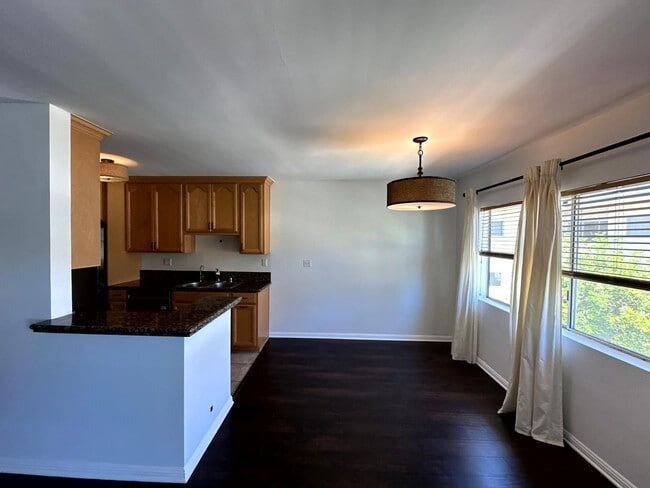 Building Photo - Spacious Upper level 1 bed -1 bath with parking and pool in Encino
