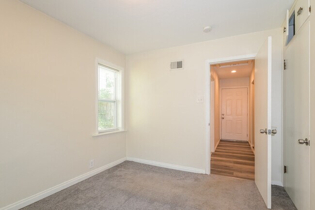 Building Photo - Fantastic 1bd/2ba home! Let yourself in!