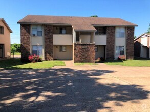 Building Photo - Spacious 2-Bedroom Unit with Vinyl Plank F...