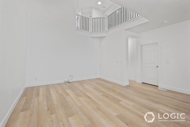 Building Photo - Beautiful Townhome in Wonderful Location!