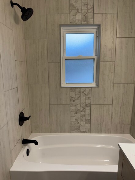 Building Photo - 515 E 9th St