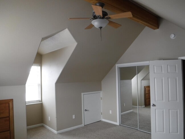 Building Photo - 441 Country Club Ln