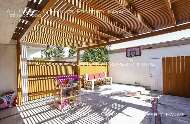 Building Photo - Beautiful 3 bedroom 1.5 bath Townhouse