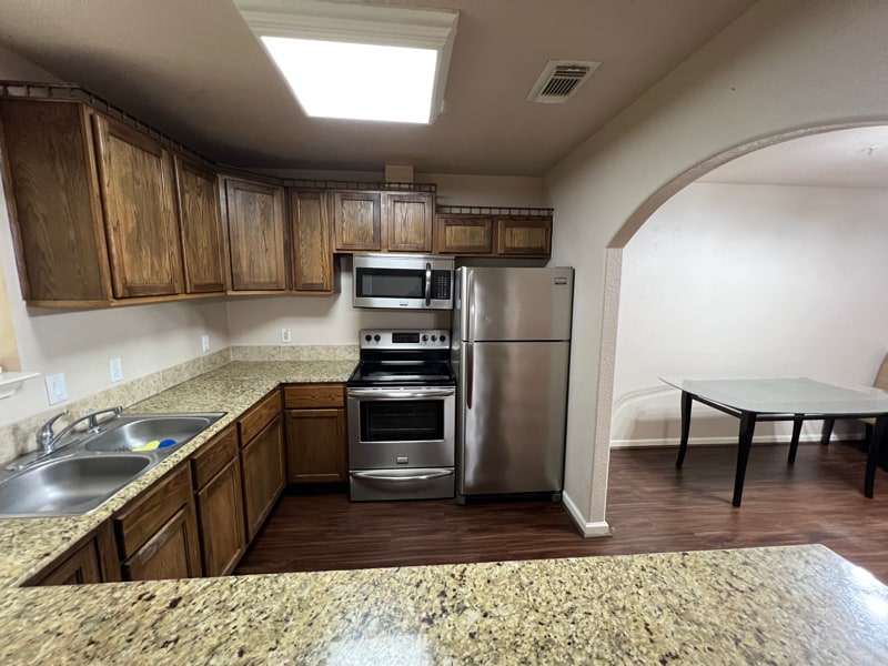 Building Photo - 19990 Ravenwood Dr