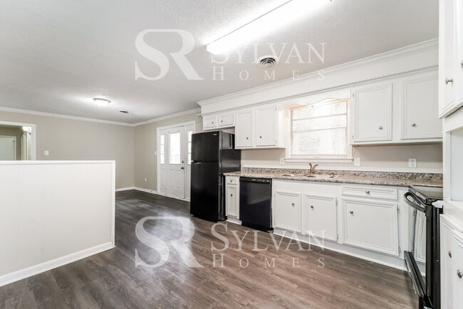Building Photo - Fall in love with this beautiful 3BR 1BA home
