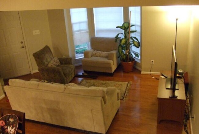 Building Photo - 2627 Eastbourne Dr