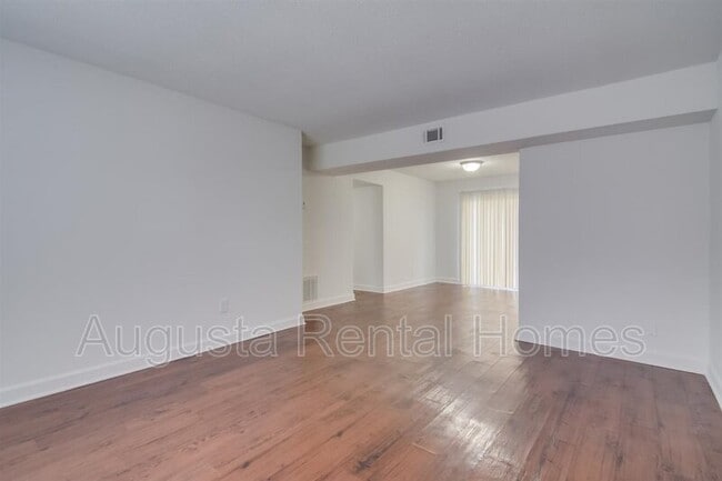 Building Photo - 2905 Arrowhead Dr