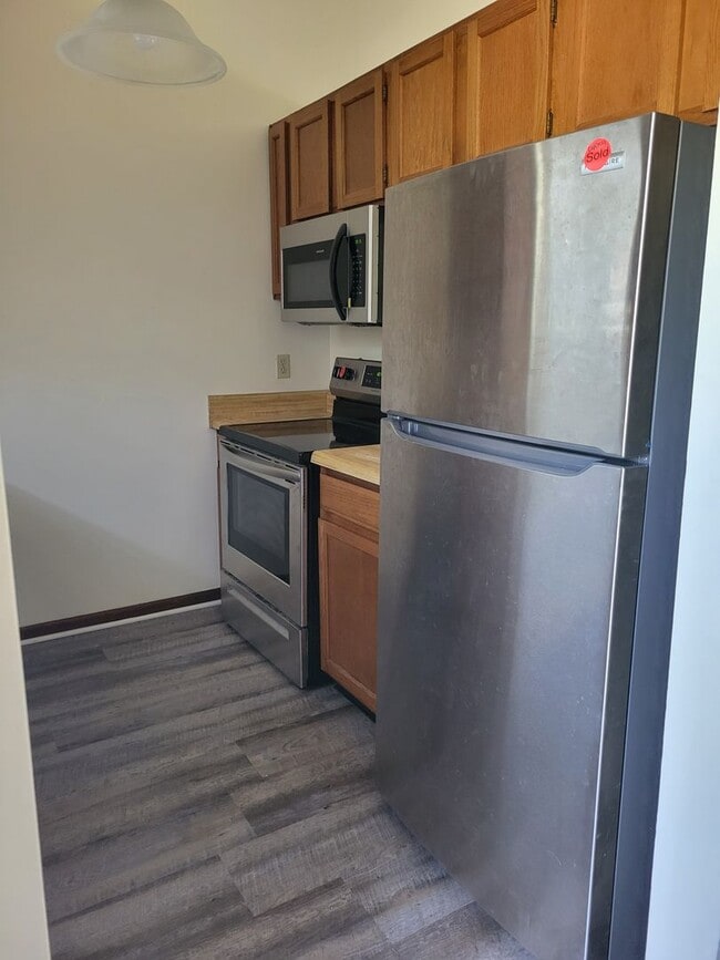 Building Photo - $1150 - 2/2 - Jefferson Square has received a new fresh look.