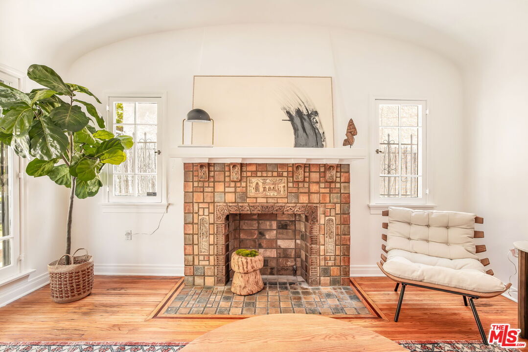 Living area - 842 S Sycamore Ave