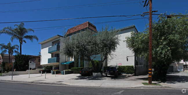 Building Photo - La Maison