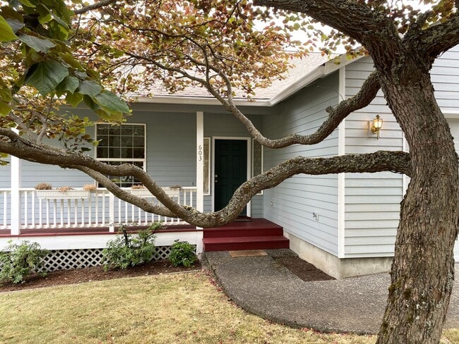 Building Photo - Private Hood River Home