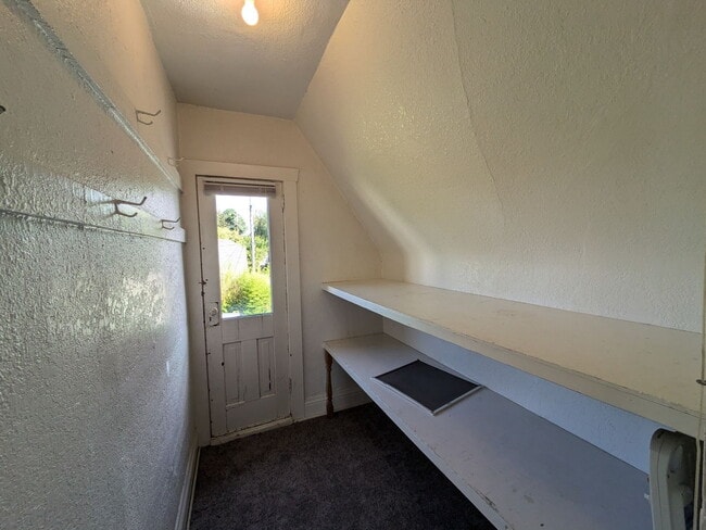 Building Photo - Across from Bellingham High | 5 Bed, 2 Bath Home | Minutes to Trader Joe's & I-5 | Pet Friendly |...