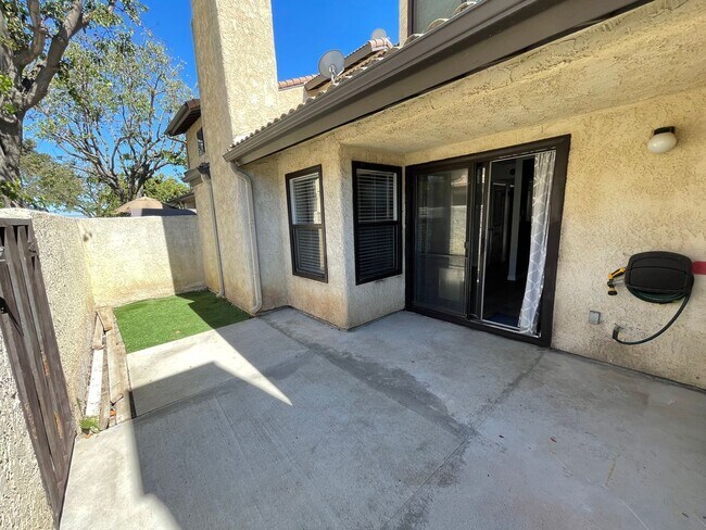 Building Photo - Secluded 2b/2.5b condo in Oxnard