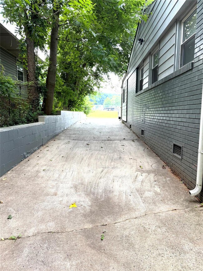 Building Photo - 3134 Parkway Ave