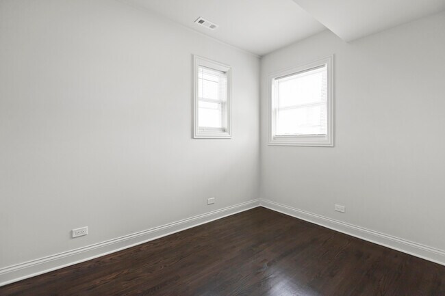 Building Photo - 3123 N California Ave