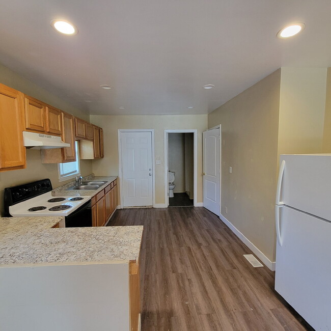 Building Photo - Near Eastside 3BR/2BA House w/Garage!
