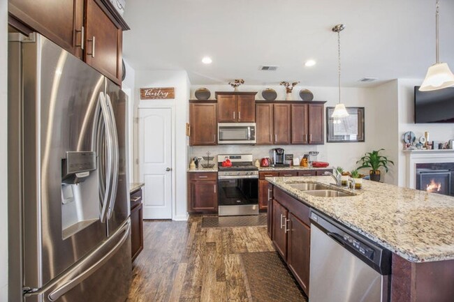 Building Photo - Beautiful Traditional Home with Downstairs...