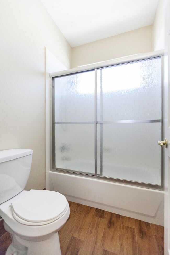 Building Photo - Rhodes Ranch Golf Course View