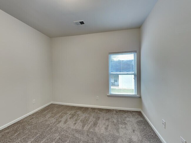 Building Photo - Available Now!! St Andrews Area!!