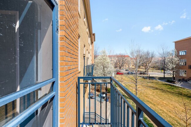 Building Photo - 2BD, 2BA Corner Unit Condo in Lowry