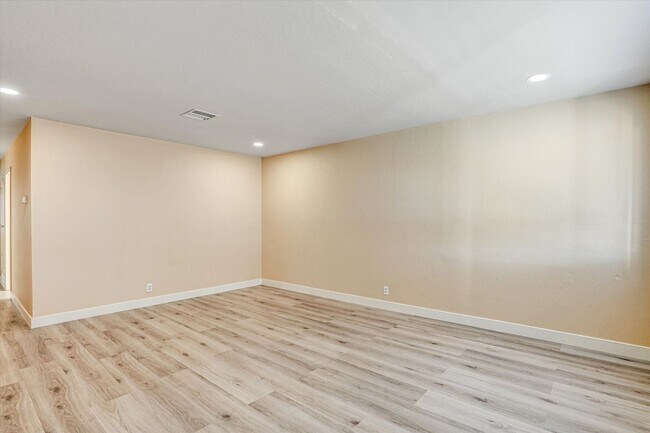 Building Photo - Beautifully Renovated 4 Bedroom Home with 3 Full Bathrooms!