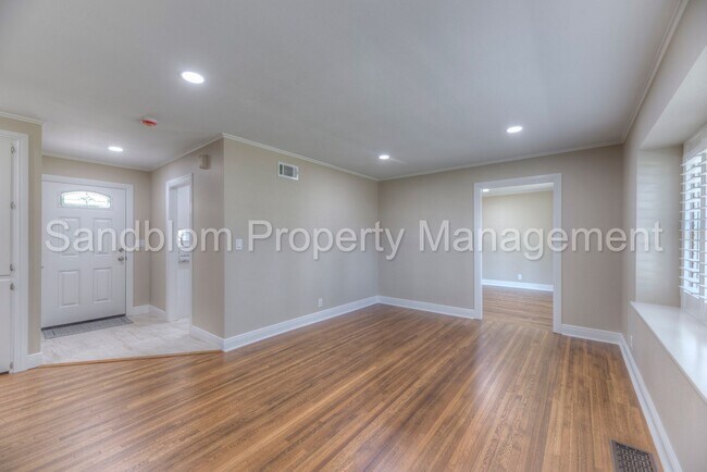 Building Photo - For Lease | Holiday Hills | $2000 Rent Ava...