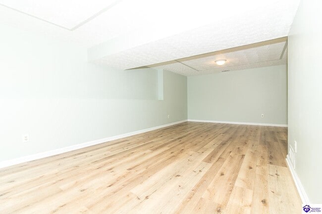 Building Photo - 214 Eagle Way