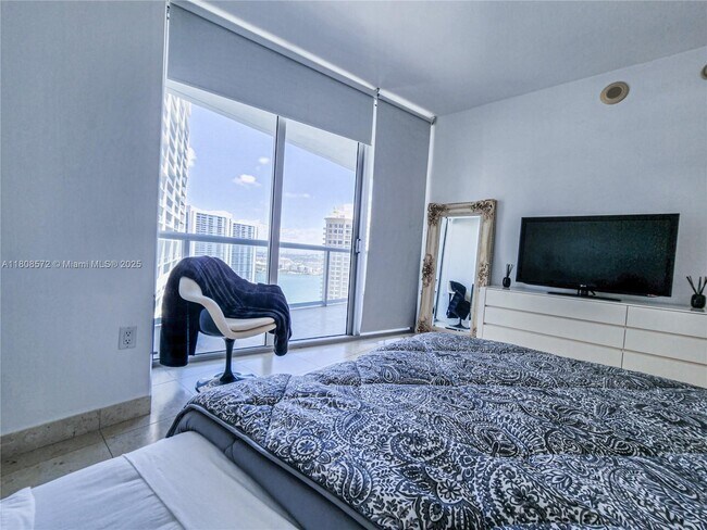 Building Photo - 495 Brickell Ave