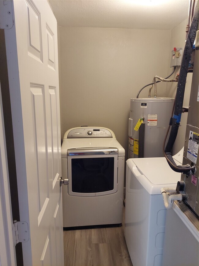 Building Photo - 933 Valentine Ave