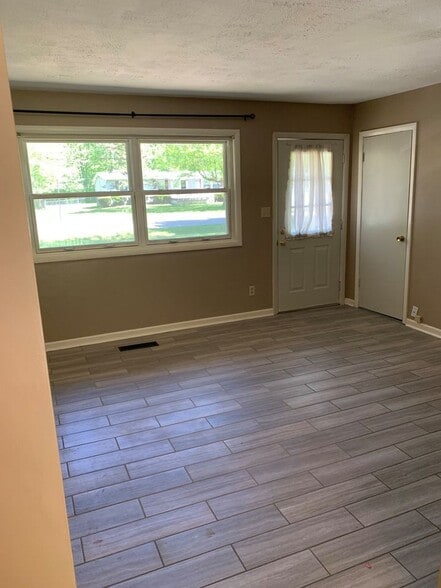 Building Photo - 1361 Finch Ln