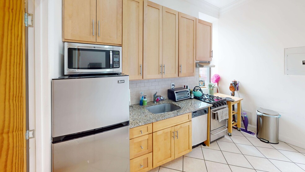 Building Photo - 221 E 83rd St