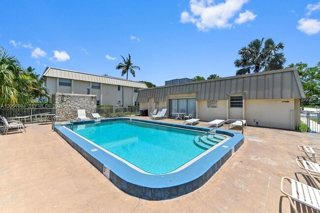 Building Photo - 10789 N Military Trl