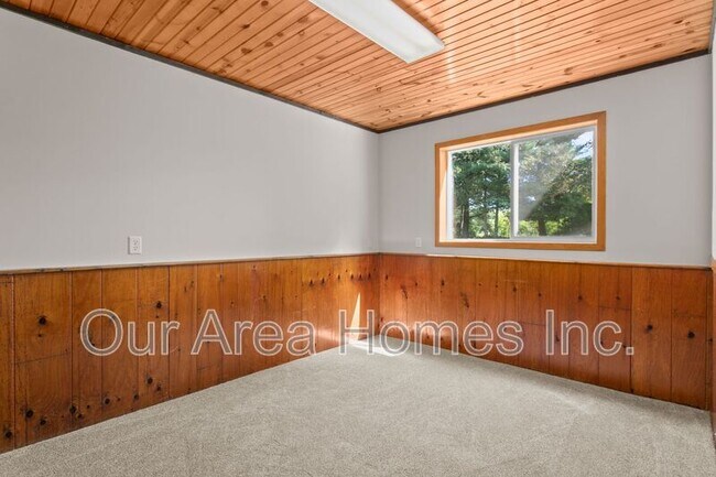 Building Photo - 16037 Oneida St NW