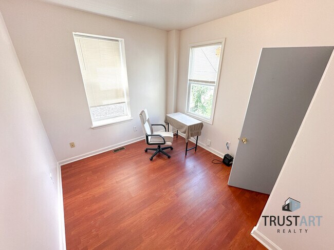Building Photo - 8 bedroom house in North Central Philadelp...