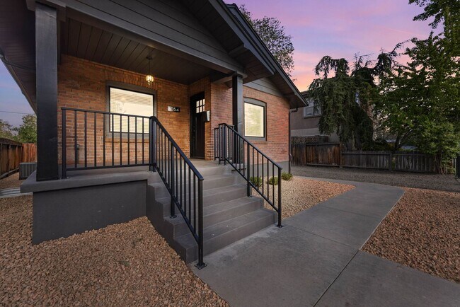 Building Photo - 3 Bed, 2 Bath, 1 Office/Guest - Fully Renovated Midtown Home