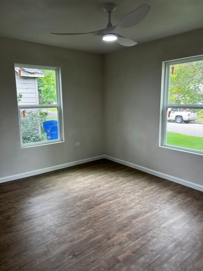 Building Photo - Spacious 3BD/2BA Home - Available in June!