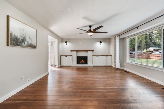 Building Photo - Home with private Long Lake community beac...