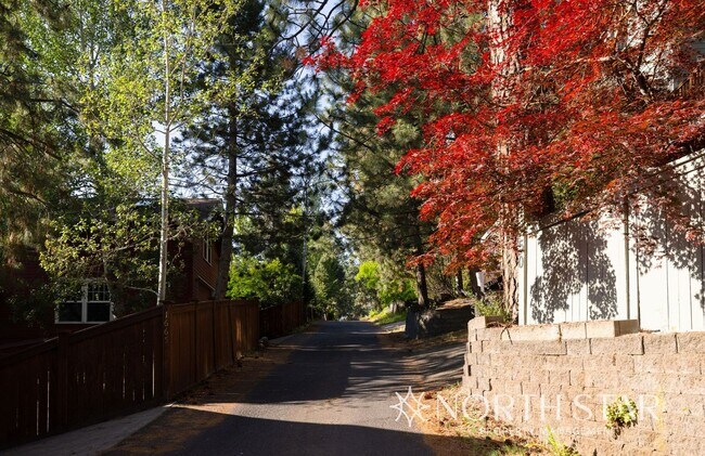 Building Photo - Spacious Bend 3 bed/2 bath Residence w/ Of...