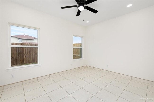 Building Photo - 2326 N Vly Cir