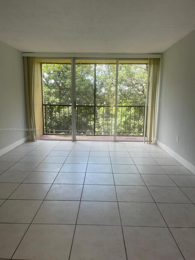 Building Photo - 8870 Fontainebleau Blvd
