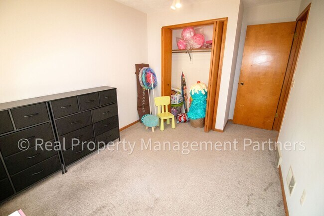 Building Photo - 2 Bed, 1 Bath Lower-Level Unit with Garage Parking and Trail Access