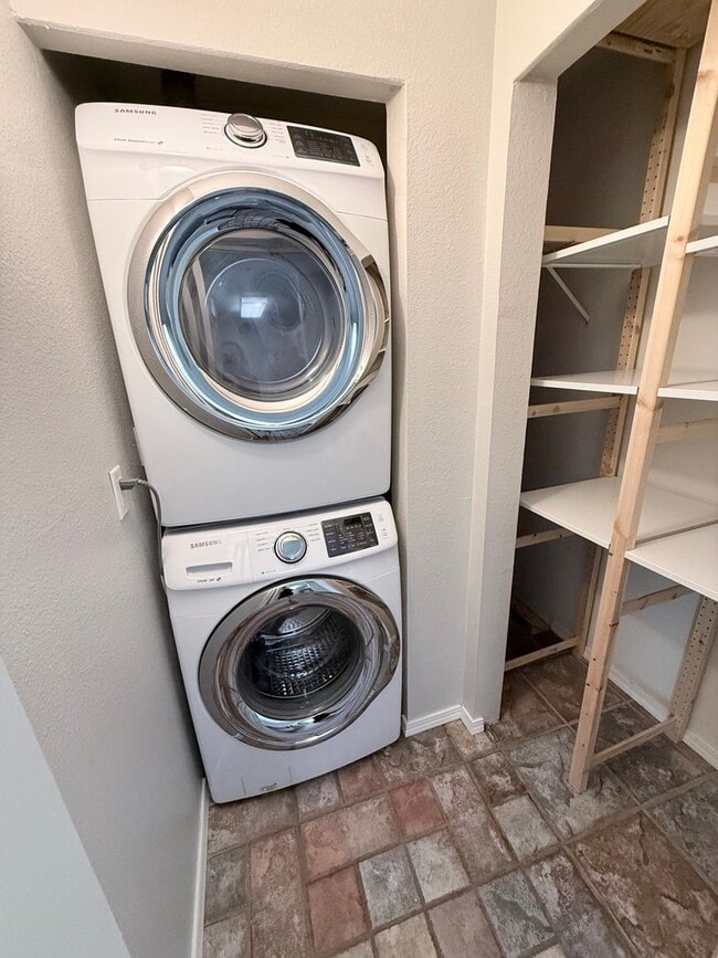 Building Photo - Great location 3 bed 2 bath condo in Fremont