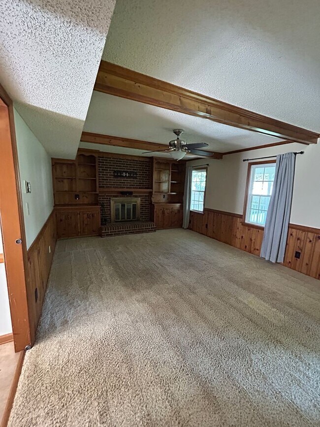 Building Photo - 4BD/2.5BA in Albemarle Acres Neighborhood ...